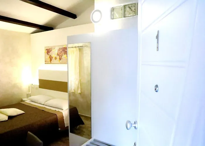 Afrodite Accomodation-rooms With Service Couette-café